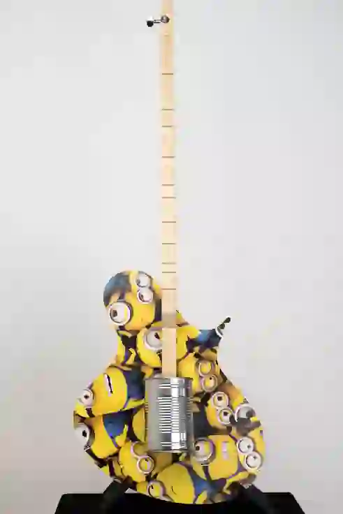 Dosengitarre in Minion Stil