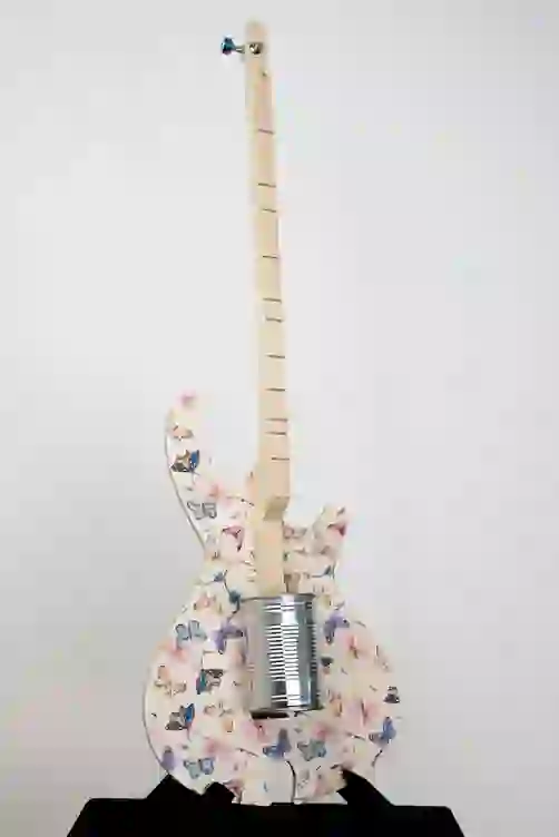 Schwarze Dosengitarre