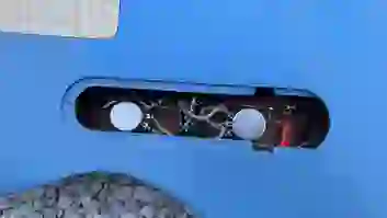 Blick in das geöffnete Elektronikfach einer blauen E-Gitarre mit sichtbarer Verdrahtung und Potis